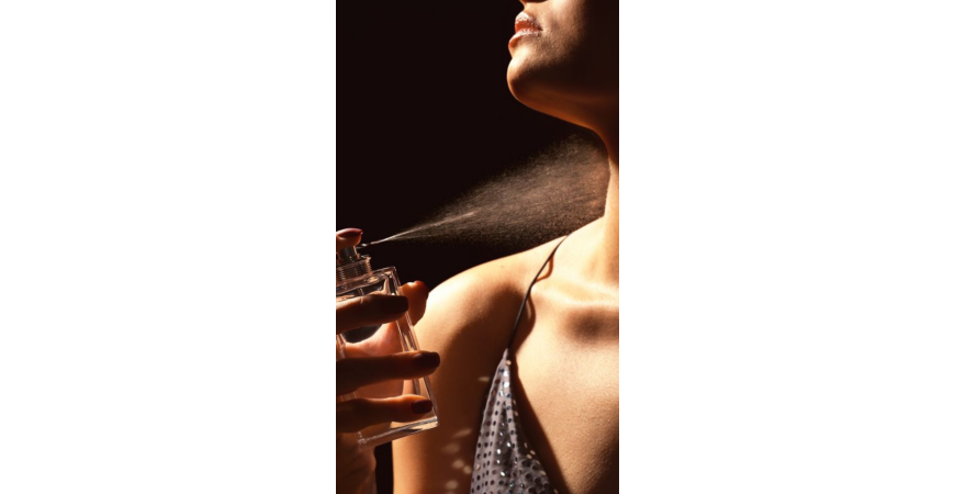 Explorez les tendances automnales :  parfums homme & femme pour un automne élégant et chaleureux.